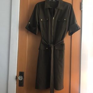 Zippered front dress with pockets and belt.🌻🌻